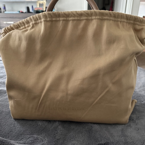 BRAND NEW BURBERRY MED TOTE - Picture 3 of 5